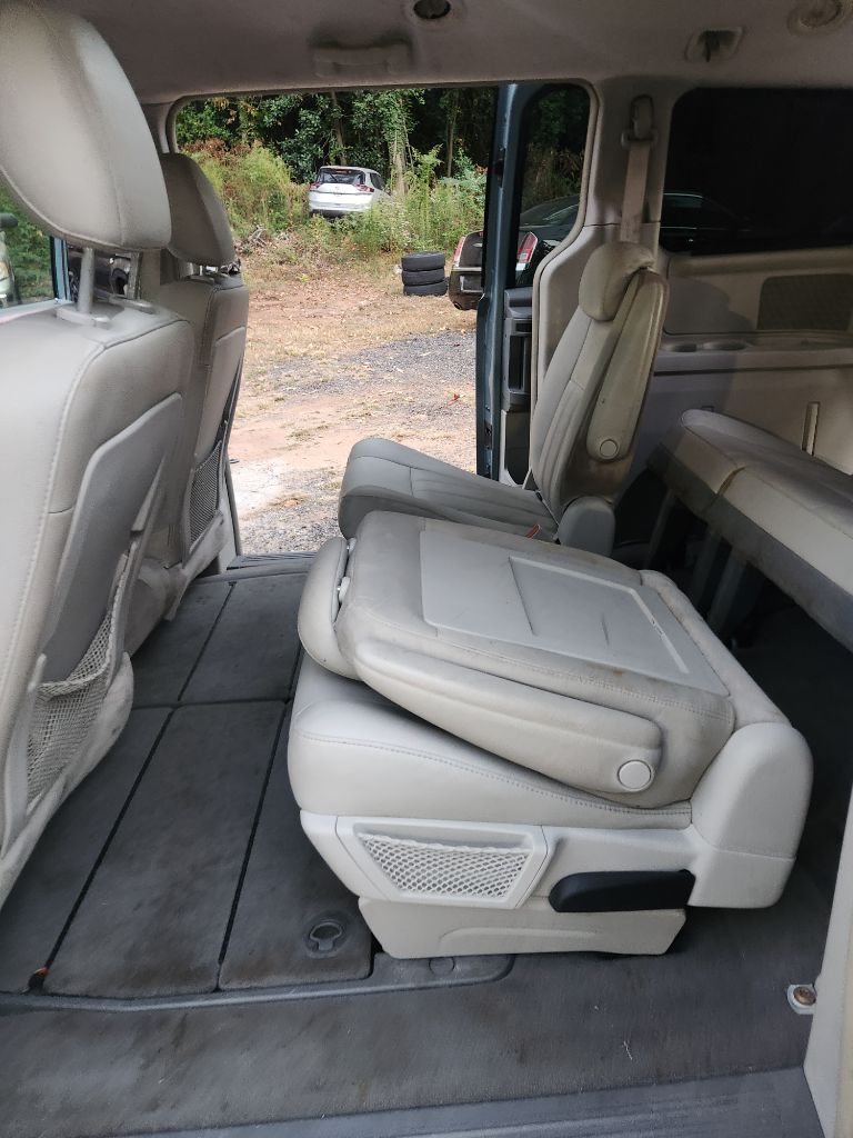 2009 Chrysler Town & Country - $2,500