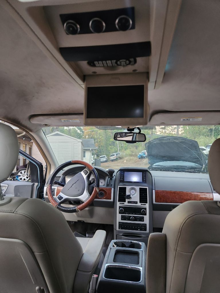 2009 Chrysler Town & Country - $2,500