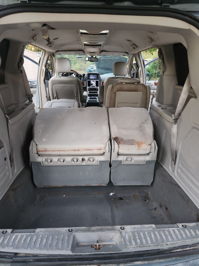 2009 Chrysler Town & Country - $2,500