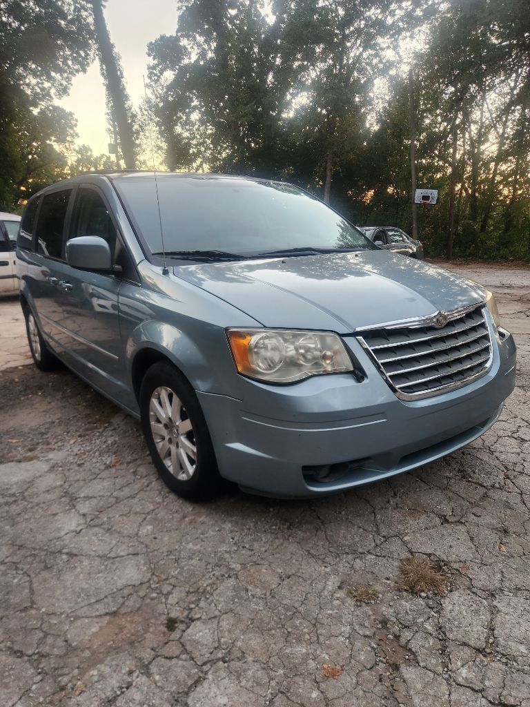 2009 Chrysler Town & Country - $2,500