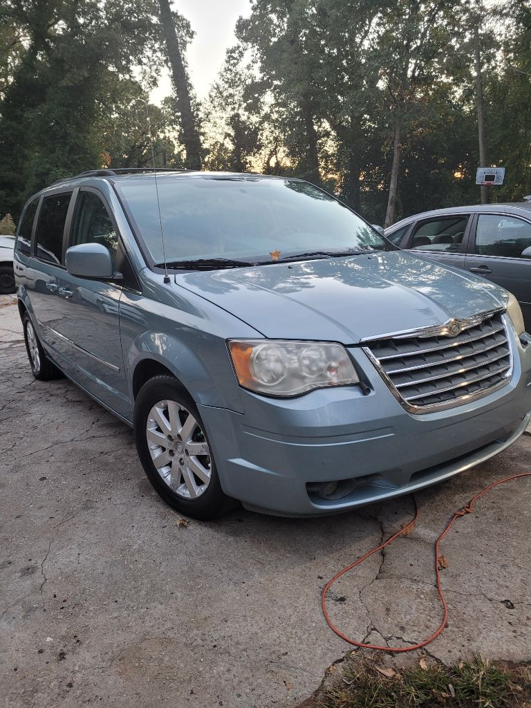 2009 Chrysler Town & Country - $2,500