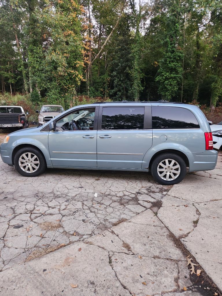 2009 Chrysler Town & Country - $2,500