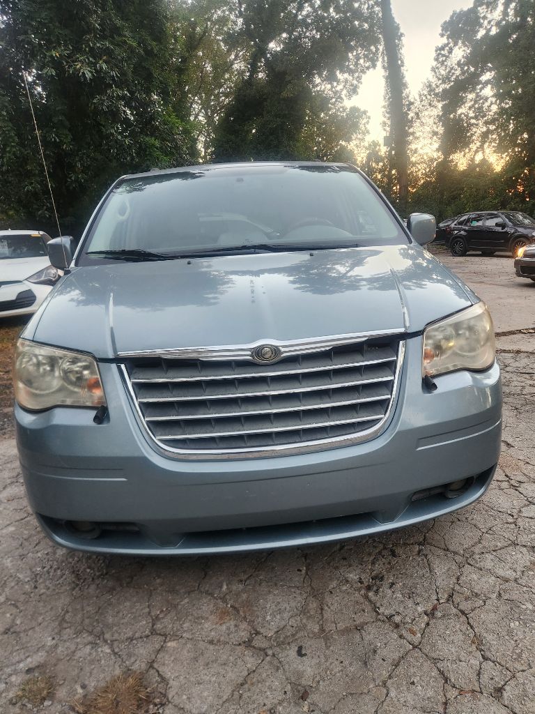 2009 Chrysler Town & Country - $2,500