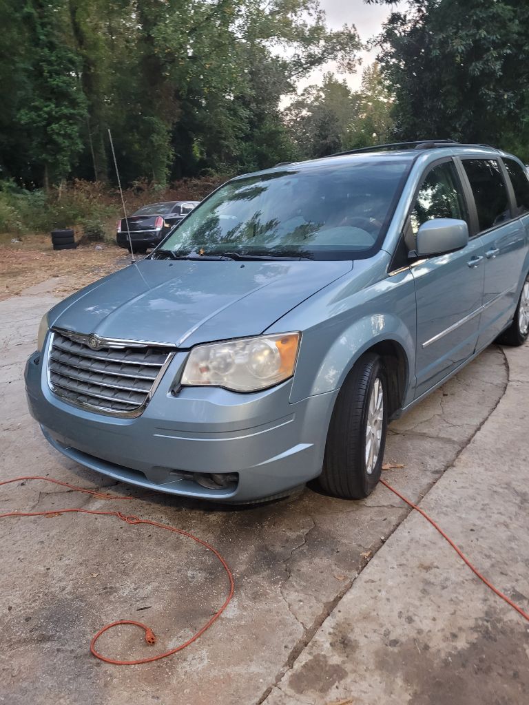 2009 Chrysler Town & Country - $2,500
