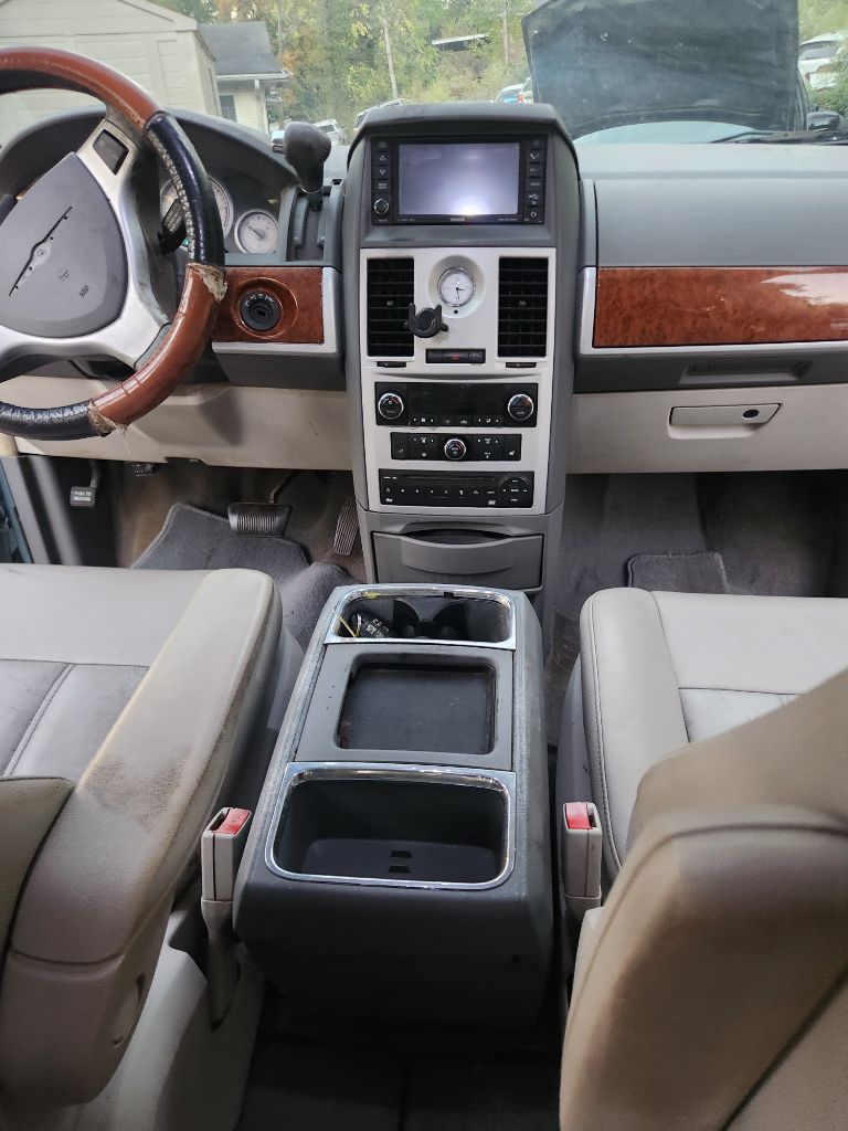 2009 Chrysler Town & Country - $2,500