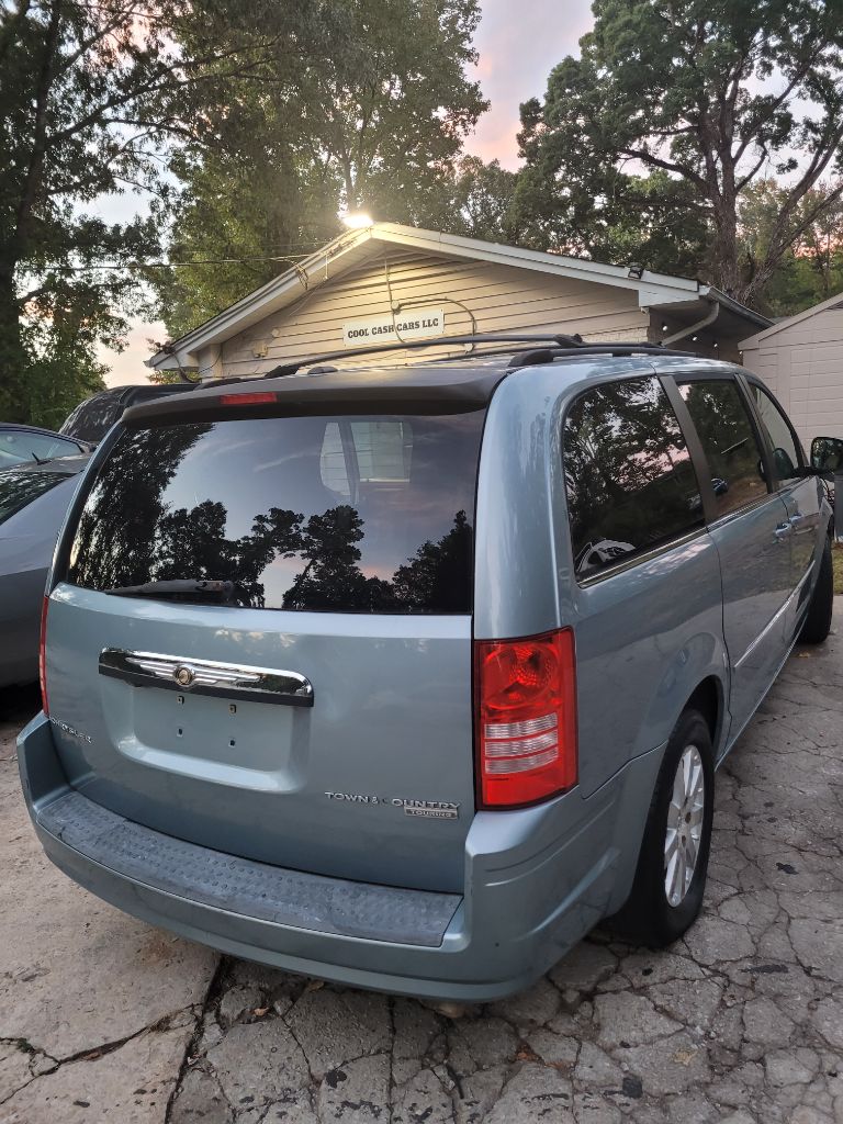 2009 Chrysler Town & Country - $2,500