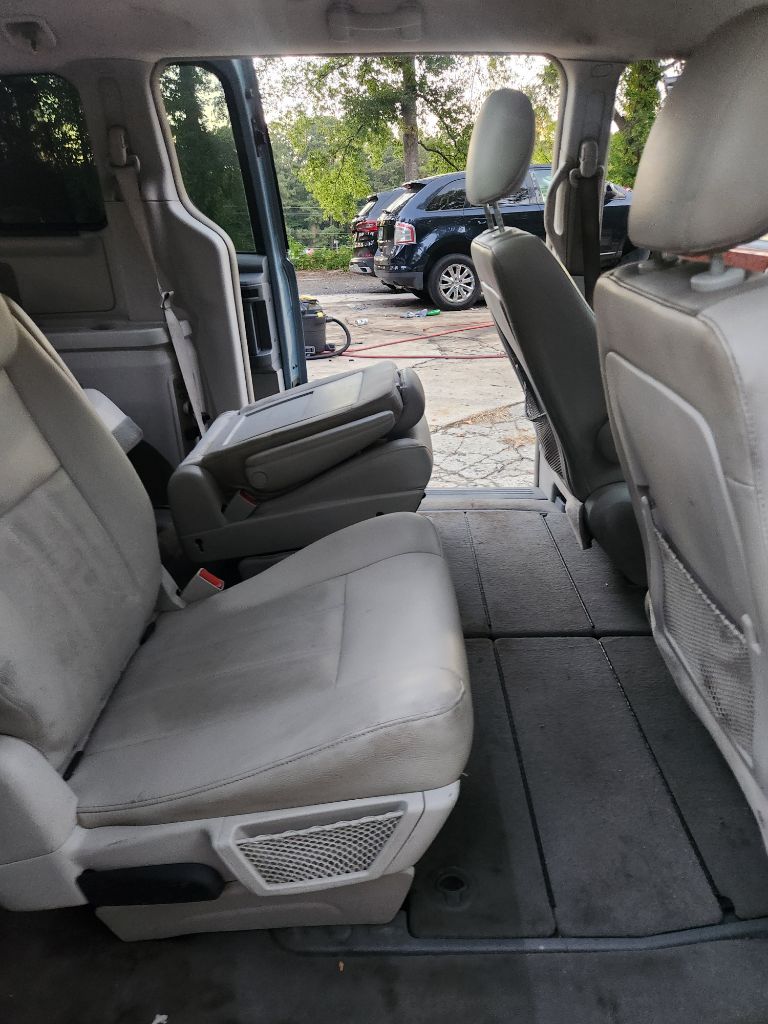 2009 Chrysler Town & Country - $2,500