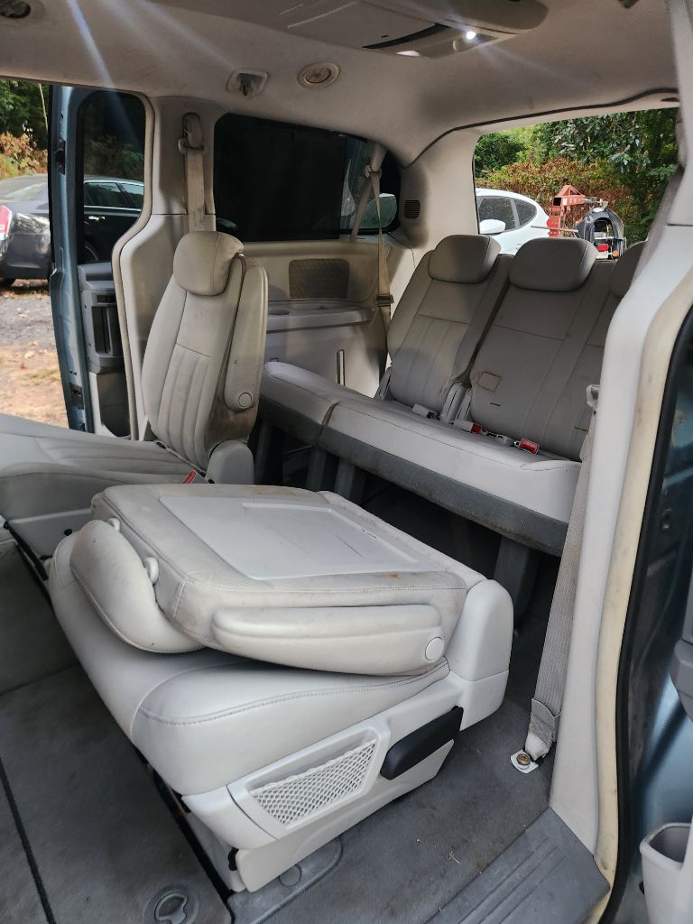 2009 Chrysler Town & Country - $2,500