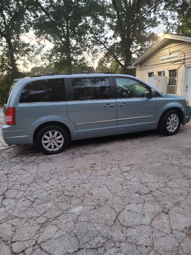2009 Chrysler Town & Country - $2,500