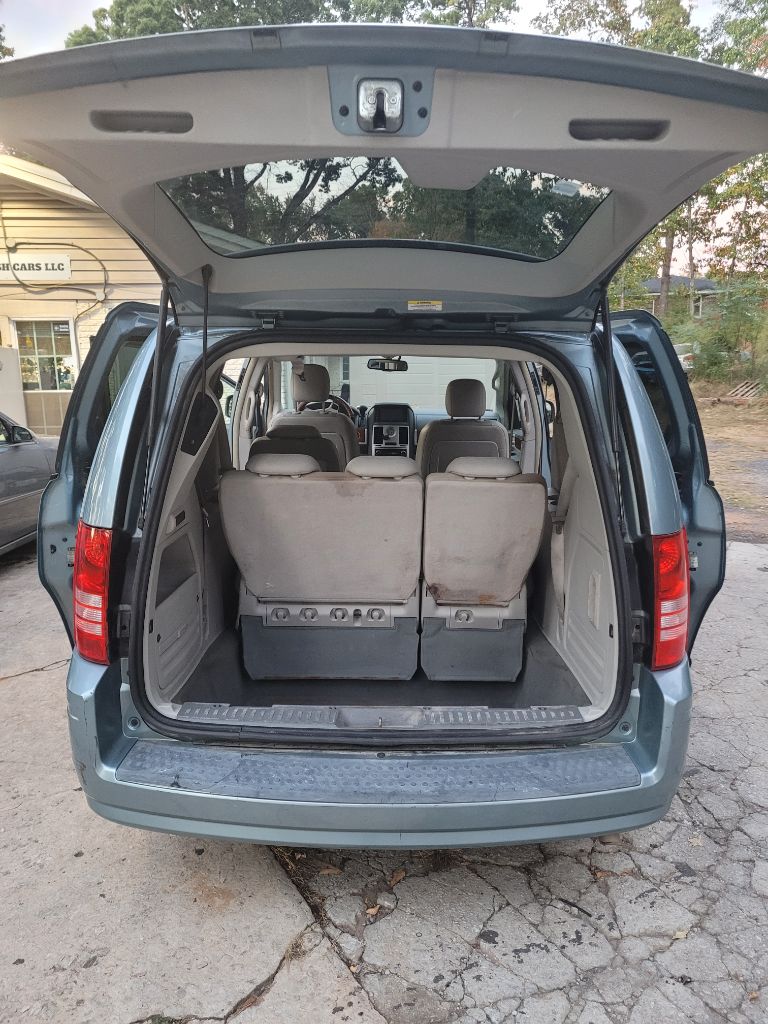 2009 Chrysler Town & Country - $2,500