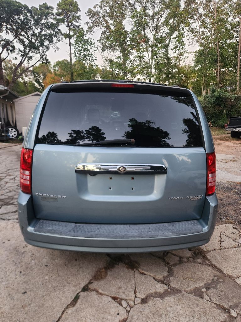 2009 Chrysler Town & Country - $2,500