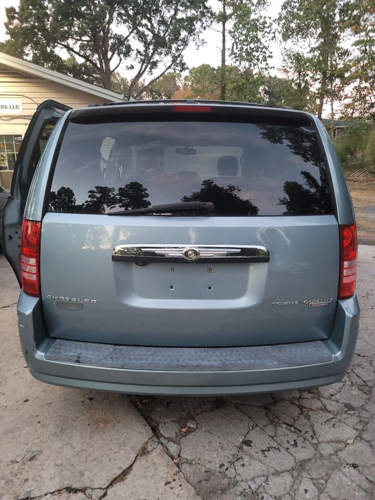 2009 Chrysler Town & Country - $2,500