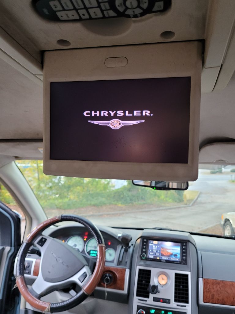 2009 Chrysler Town & Country - $2,500