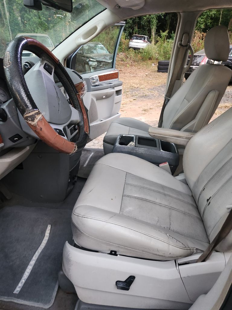 2009 Chrysler Town & Country - $2,500