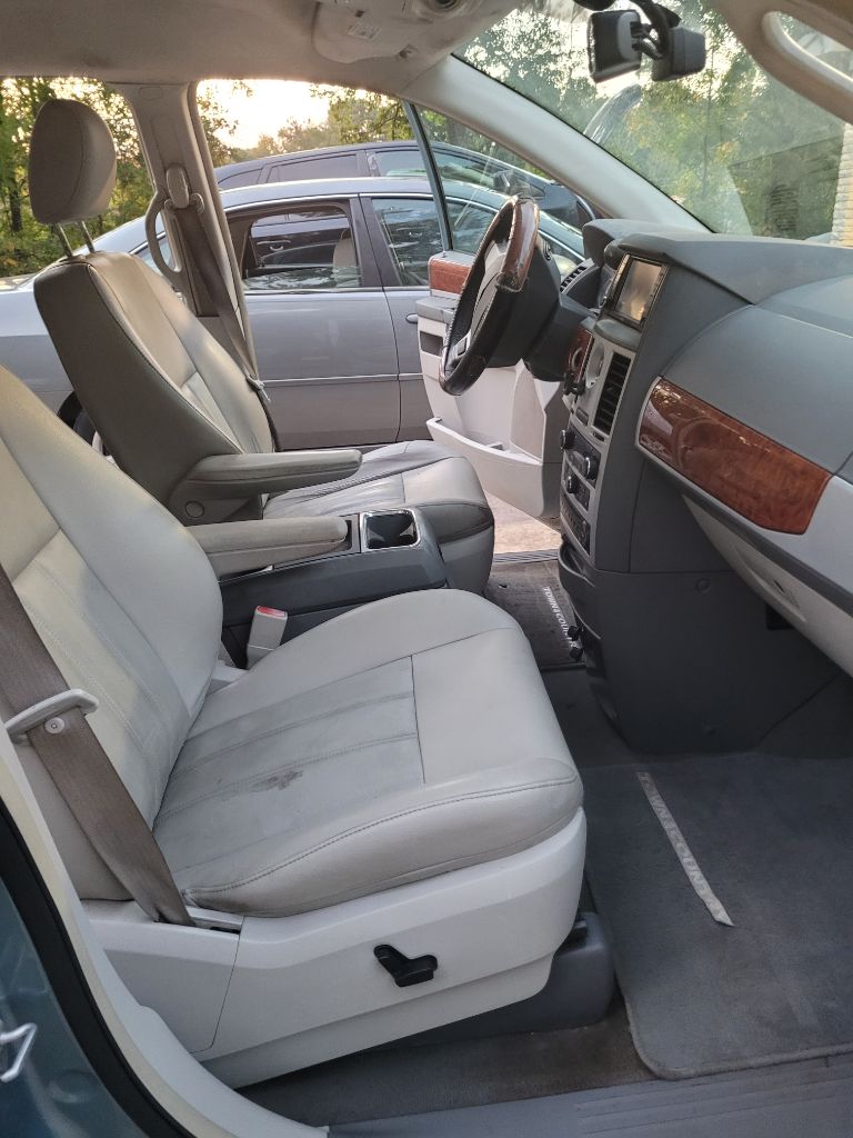 2009 Chrysler Town & Country - $2,500