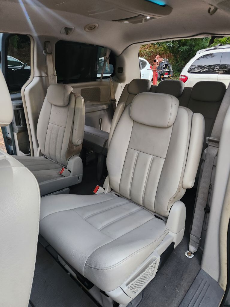2009 Chrysler Town & Country - $2,500