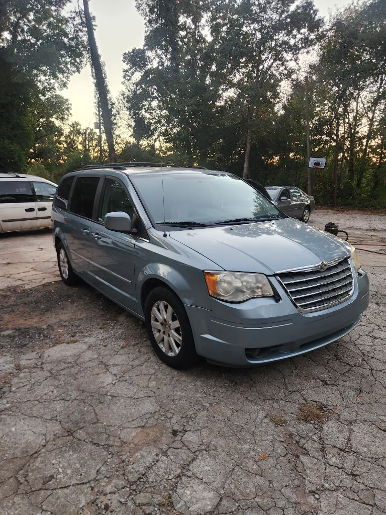 2009 Chrysler Town & Country - $2,500