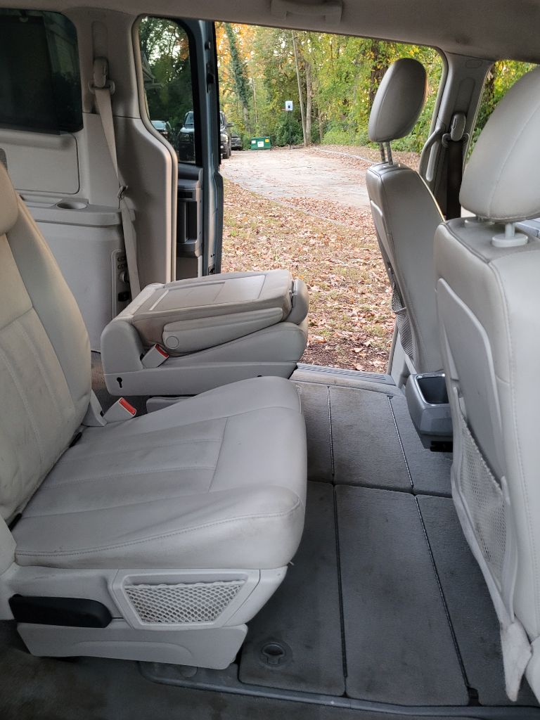 2009 Chrysler Town & Country - $2,500