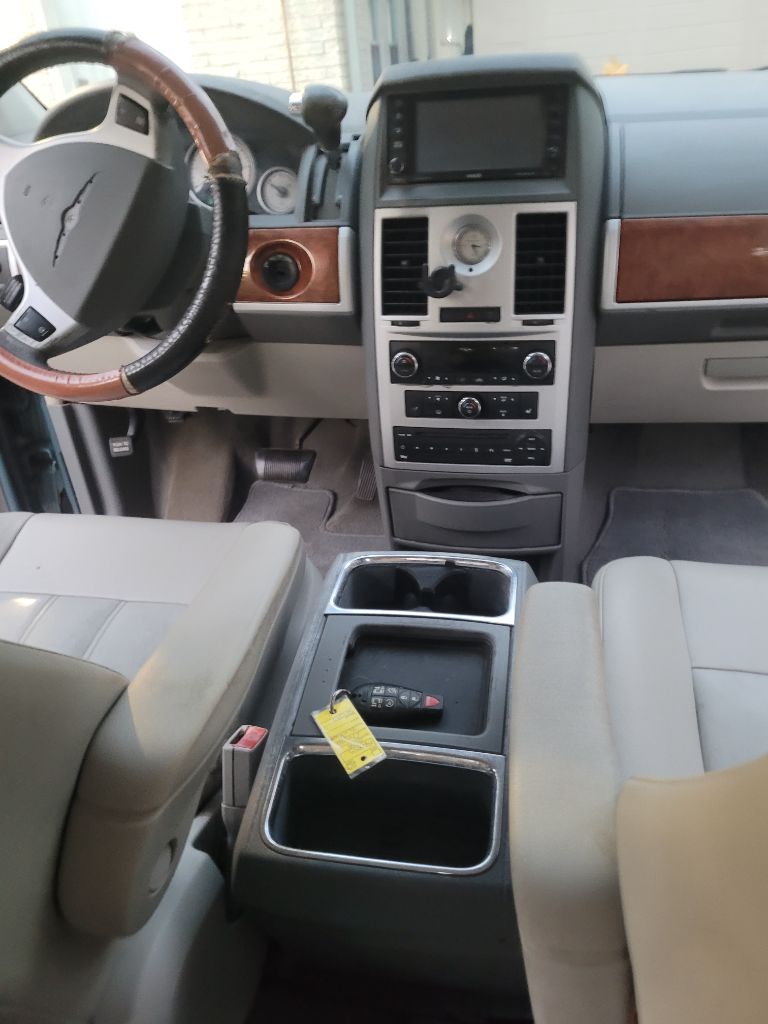 2009 Chrysler Town & Country - $2,500