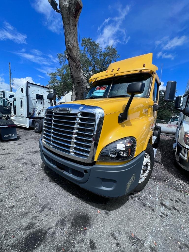 The 2015 Freightliner CASCADIA Truck Tactor photos