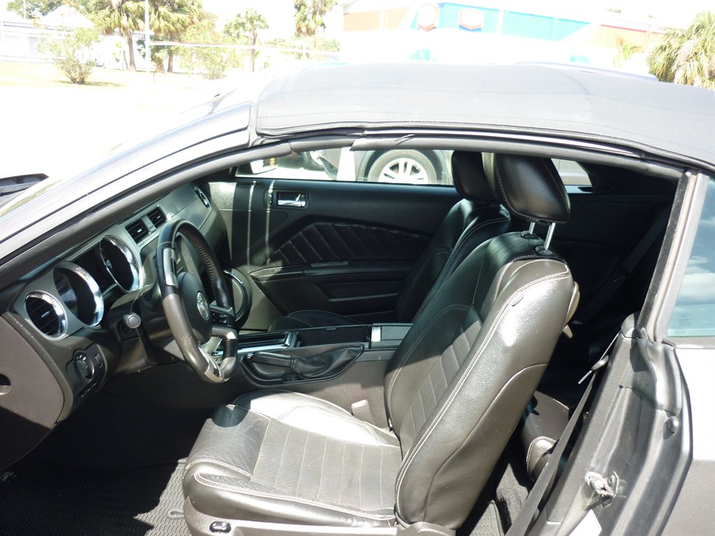 2010 Ford Mustang V6 photo