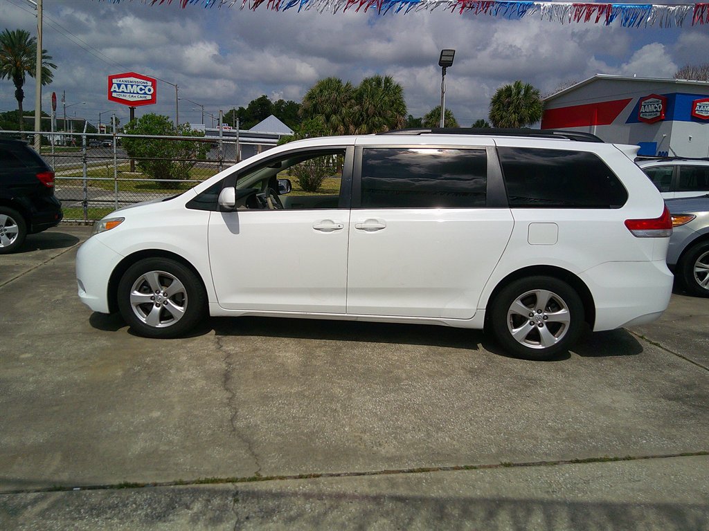 2014 Toyota Sienna - $10,999