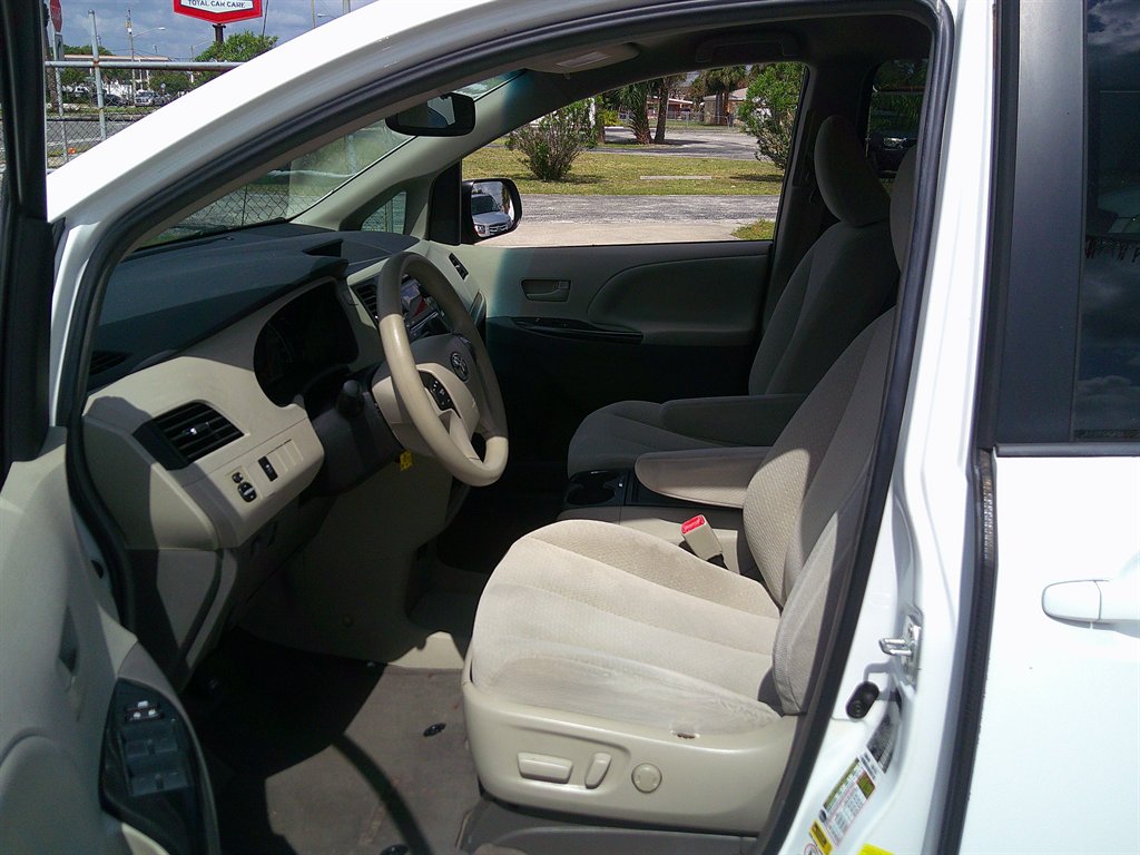 2014 Toyota Sienna - $10,999