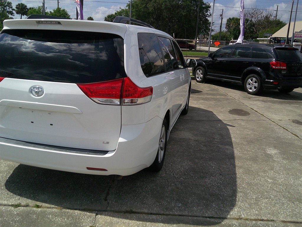 2014 Toyota Sienna - $10,999