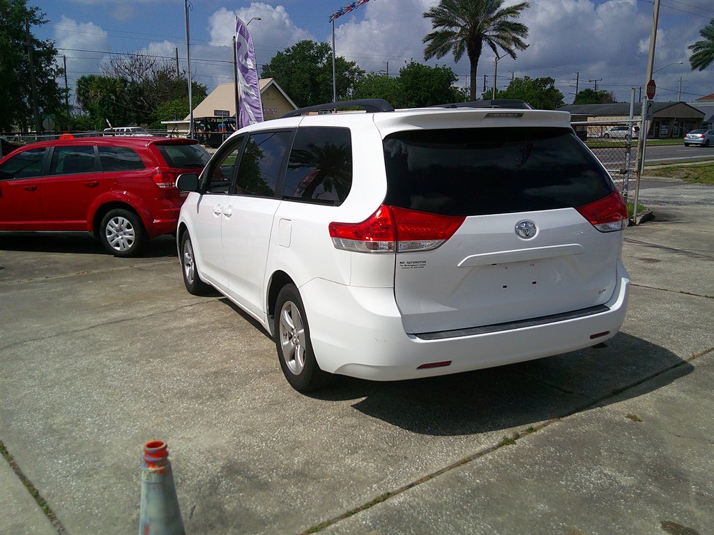 2014 Toyota Sienna - $10,999