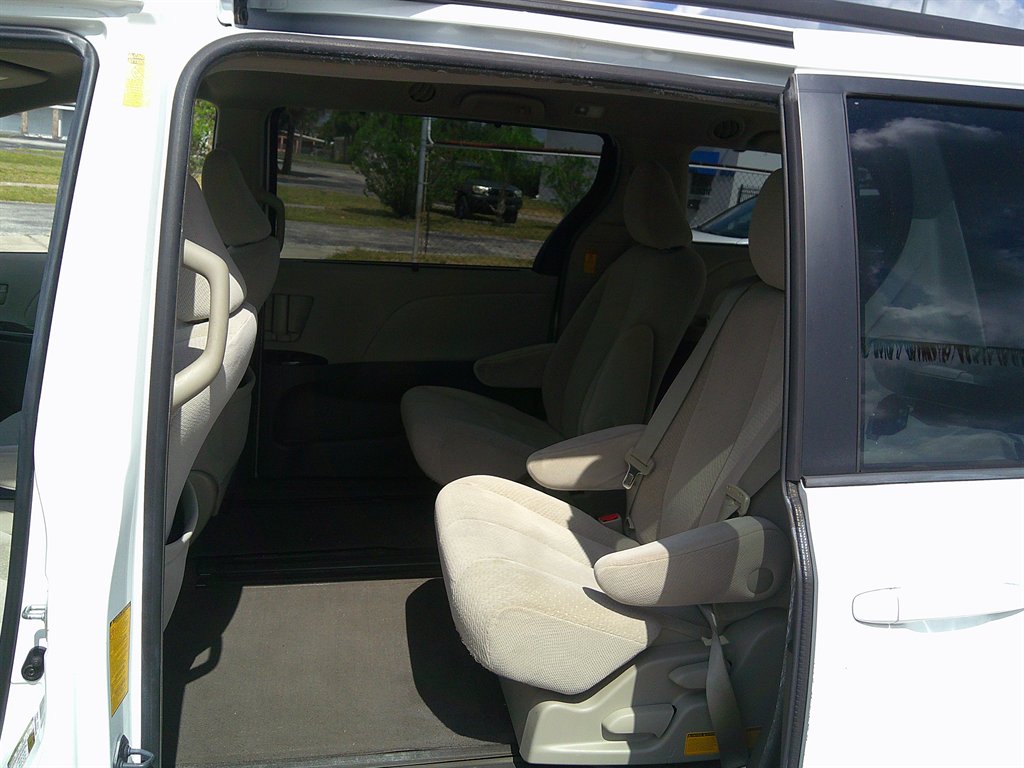 2014 Toyota Sienna - $10,999