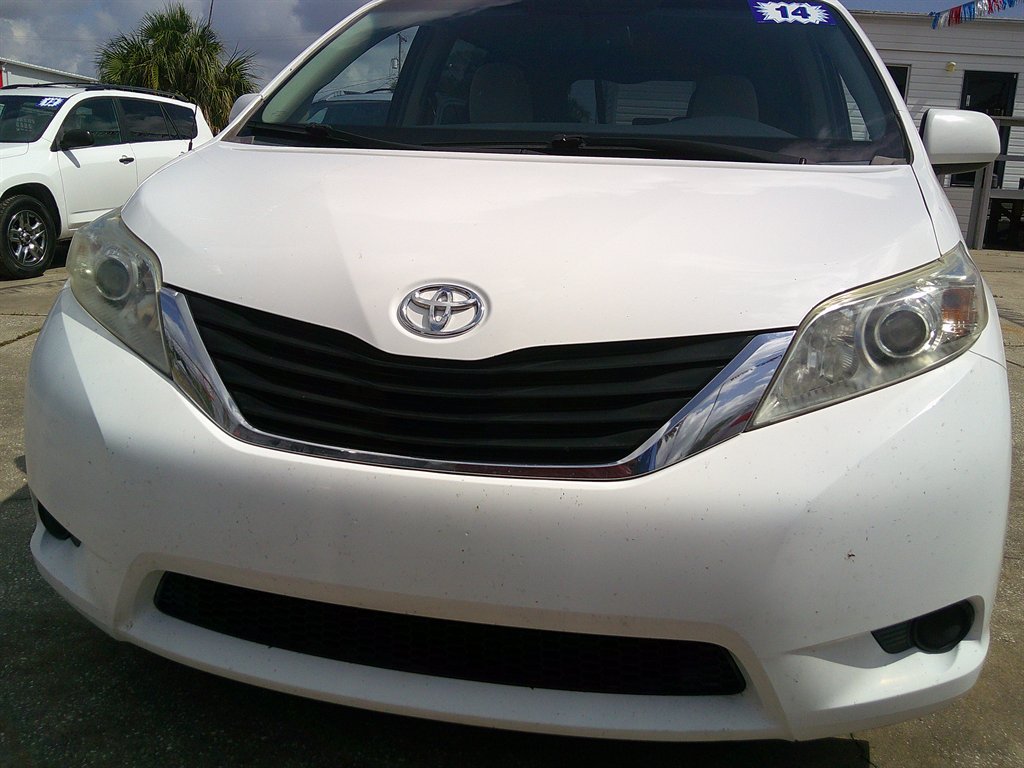 2014 Toyota Sienna - $10,999
