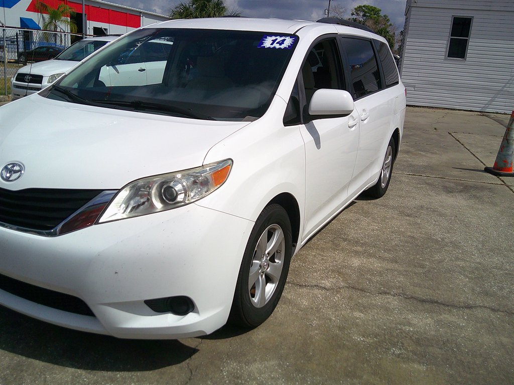 2014 Toyota Sienna - $10,999