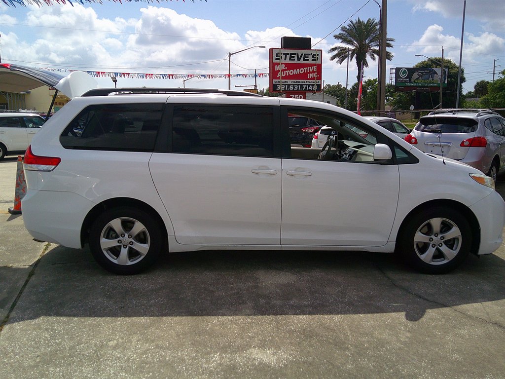 2014 Toyota Sienna - $10,999