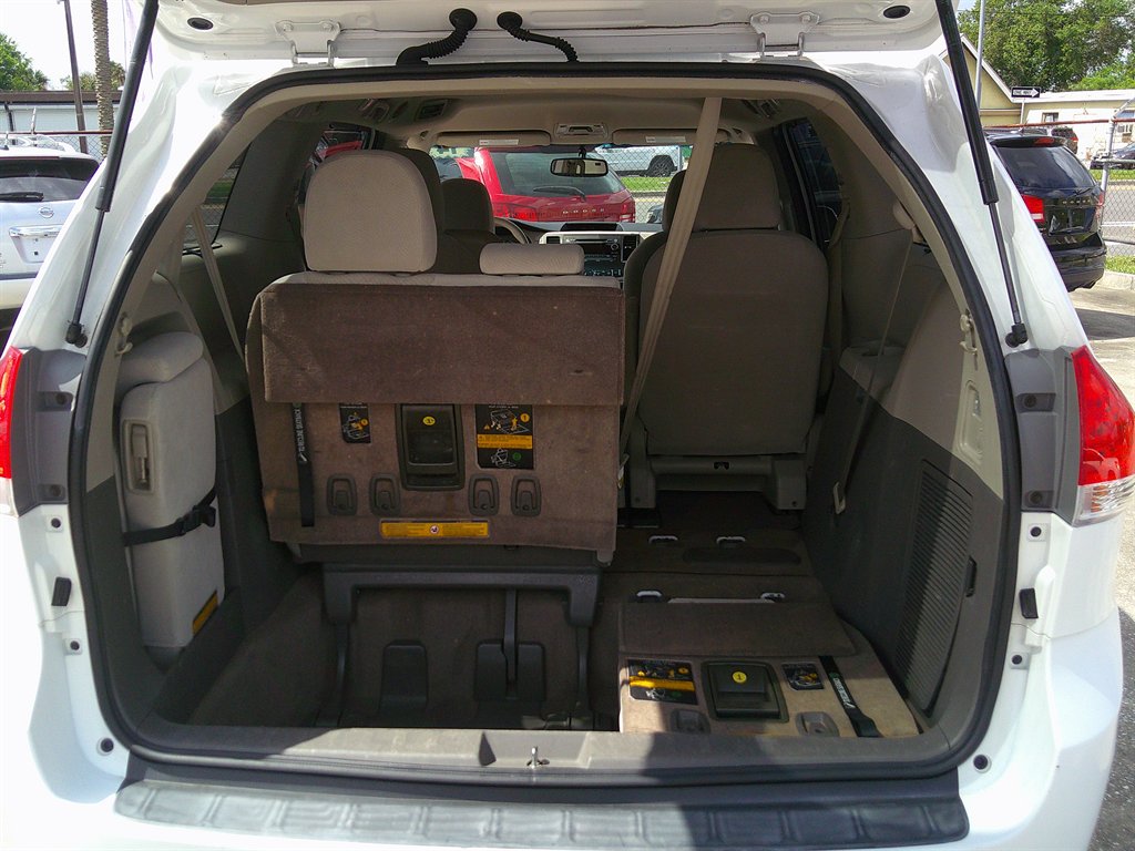 2014 Toyota Sienna - $10,999