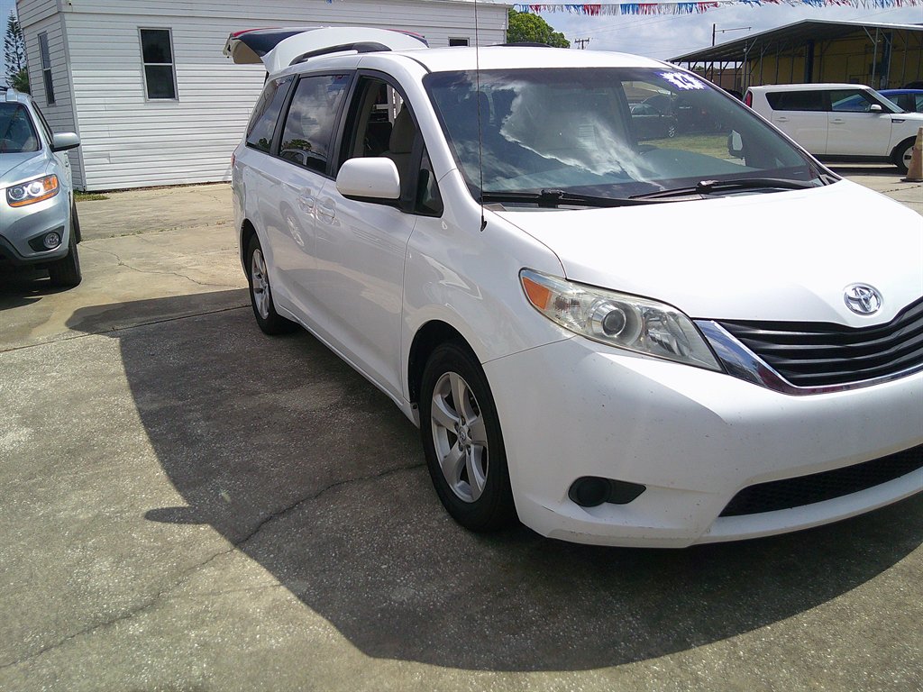 2014 Toyota Sienna - $10,999