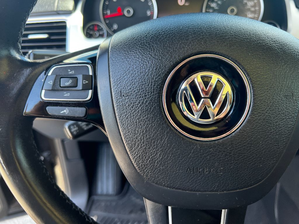 2015 Volkswagen Touareg - $22,995