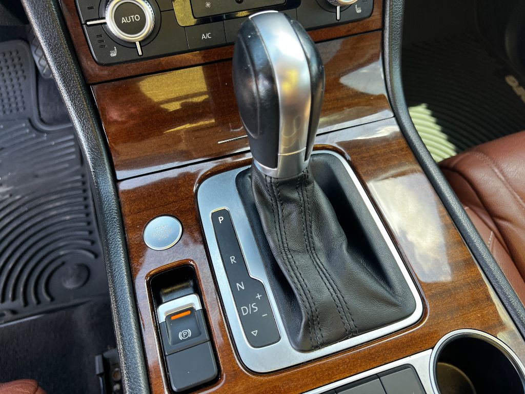 2015 Volkswagen Touareg - $22,995