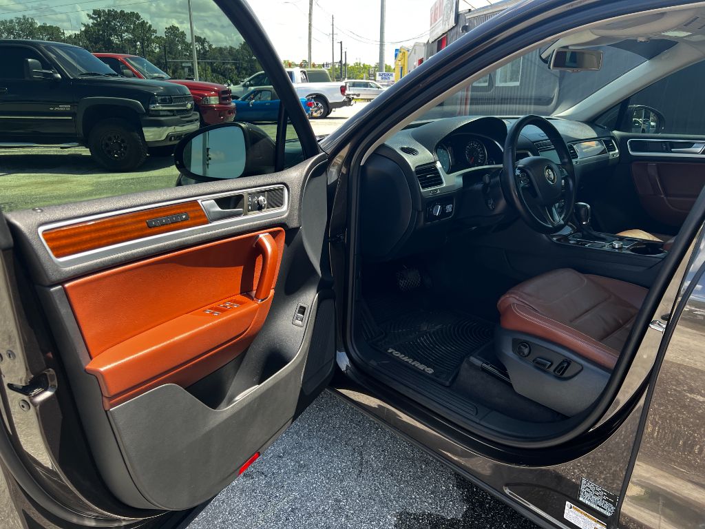 2015 Volkswagen Touareg - $22,995