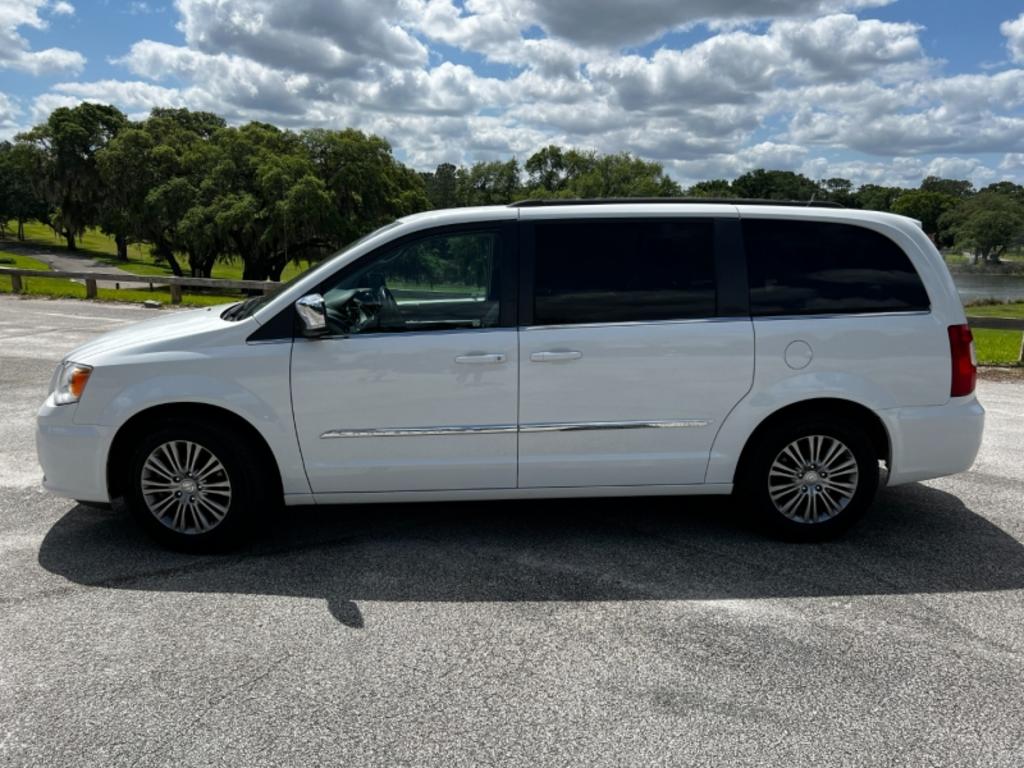 2014 Chrysler Town And Country - $15,995