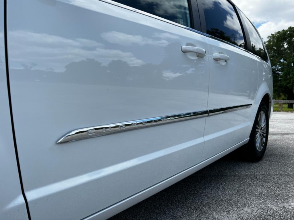 2014 Chrysler Town And Country - $15,995