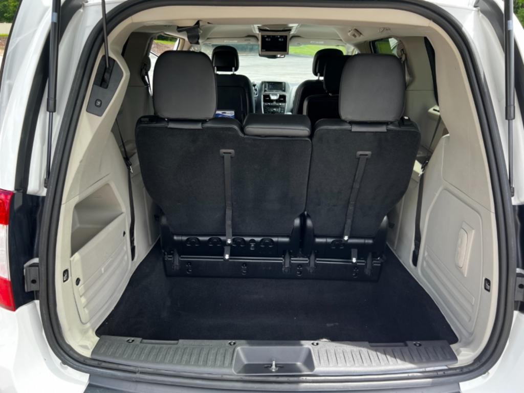 2014 Chrysler Town And Country - $15,995