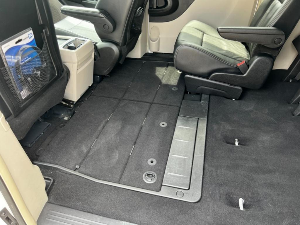 2014 Chrysler Town And Country - $15,995