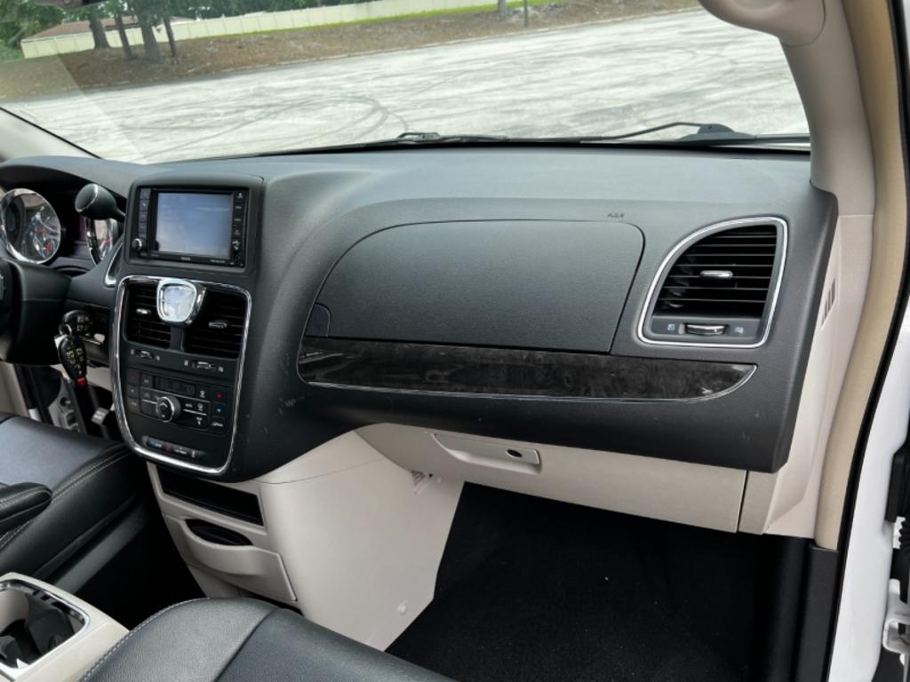2014 Chrysler Town And Country - $15,995
