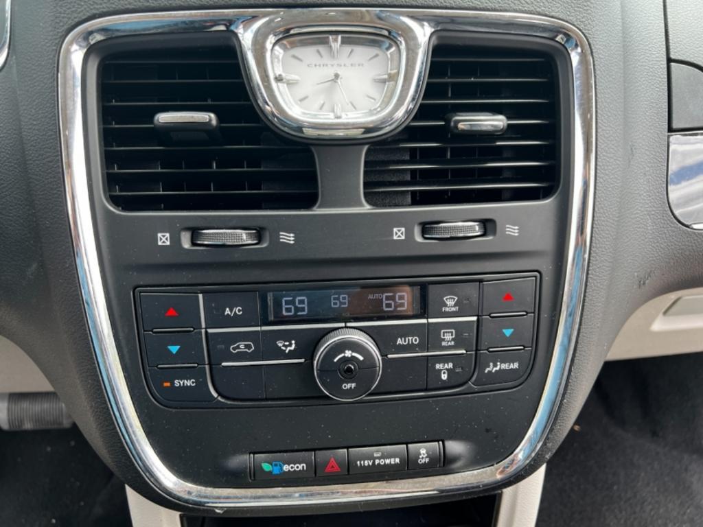 2014 Chrysler Town And Country - $15,995