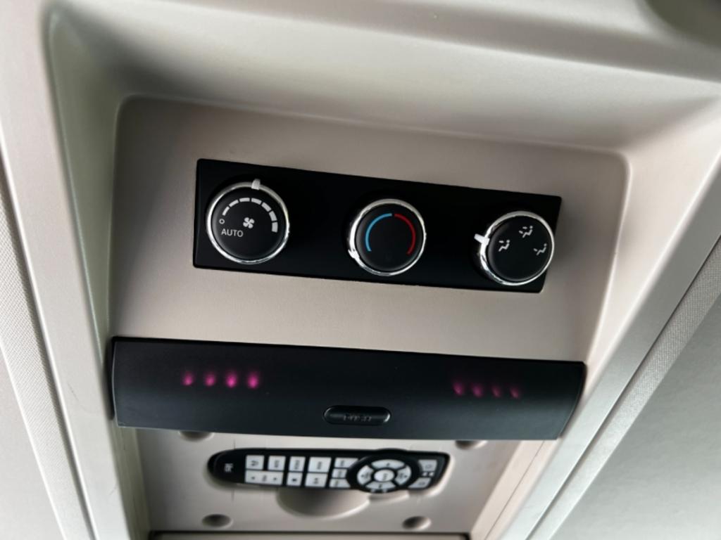 2014 Chrysler Town And Country - $15,995