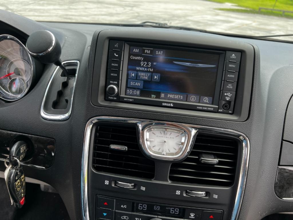 2014 Chrysler Town And Country - $15,995