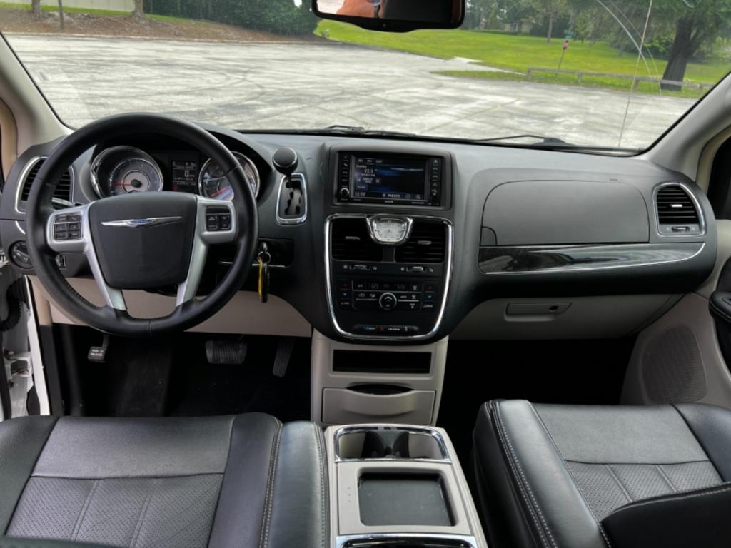 2014 Chrysler Town & Country Touring-L photo