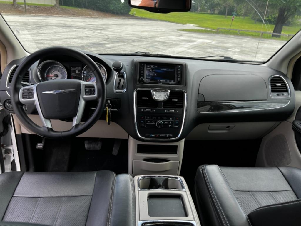 2014 Chrysler Town And Country - $15,995