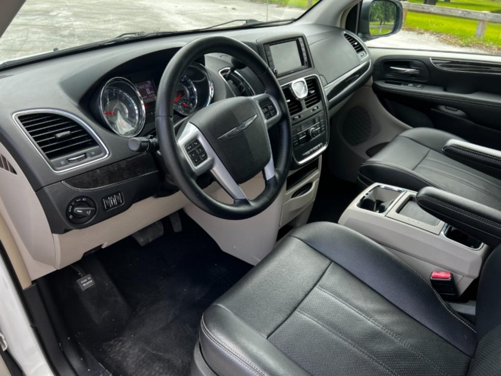 2014 Chrysler Town And Country - $15,995