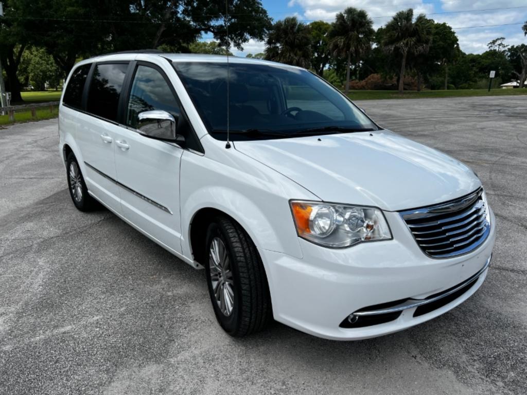 2014 Chrysler Town And Country - $15,995
